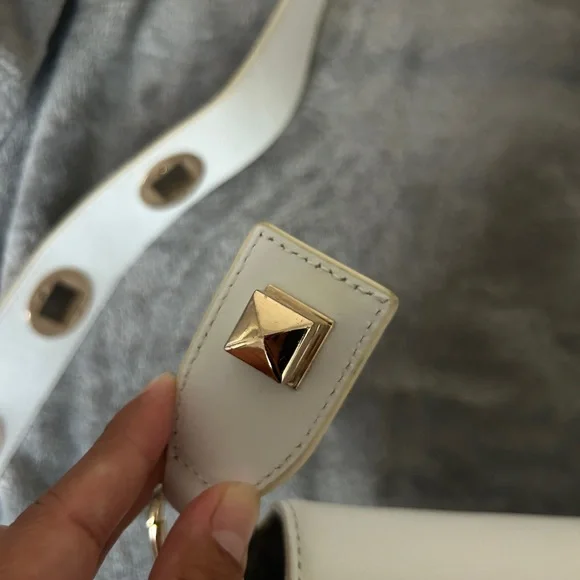 Manc. Lilith in White - Picture 16 of 16